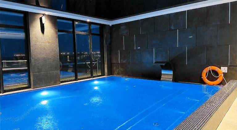 Apartment with hot tub & pool — photo 4