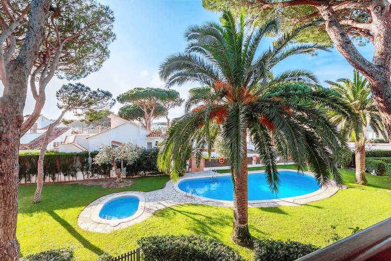 Holiday apartment with garden, pool & terrace | Next to the beach | Pets are welcome — photo 2