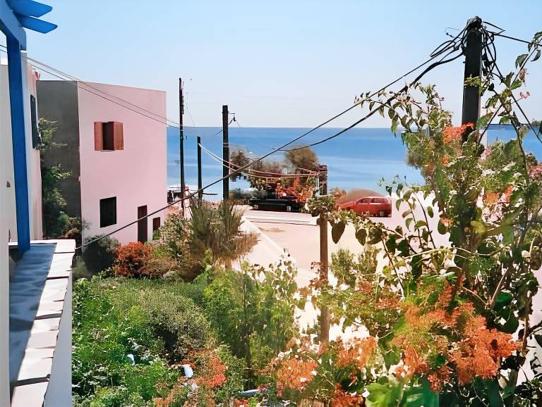 Apartment with garden & terrace in Naxos