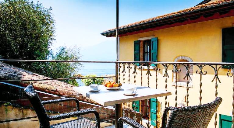 Villa with yard & terrace — photo 4