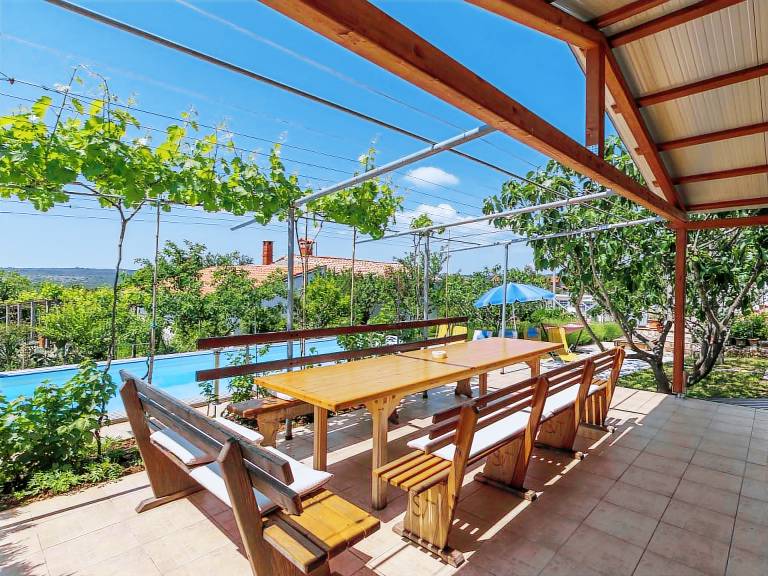 Holiday apartment with garden, private pool & patio — photo 4