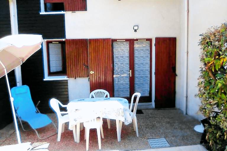 Apartment with terrace, yard & pool — photo 3