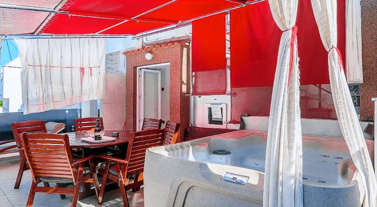 Holiday apartment with barbeque, terrace & yard — photo 5
