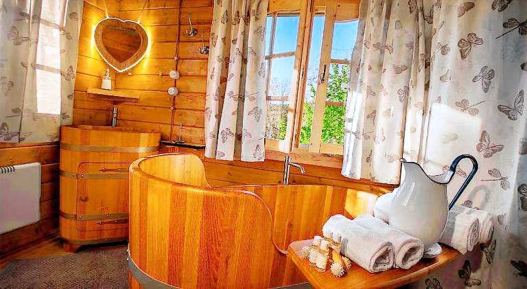 Vacation home with jacuzzi, patio & yard — photo 3