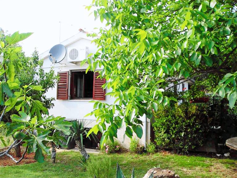 Vacation home with BBQ & garden | Pet-friendly — photo 4