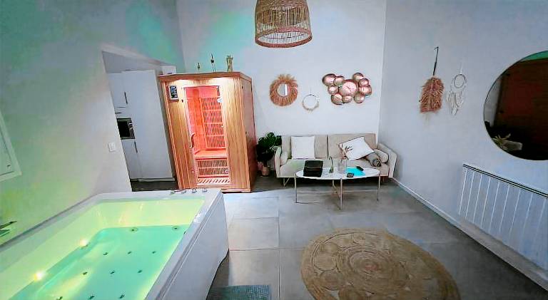 Vacation home with pool & hot tub in Maurepas