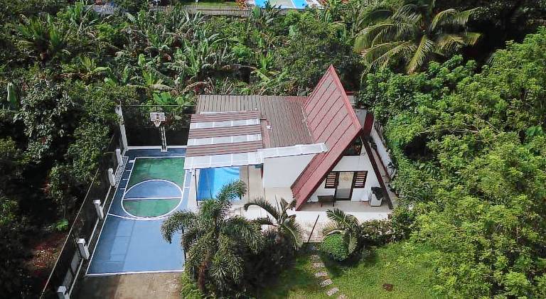 Villa with pool — photo 4