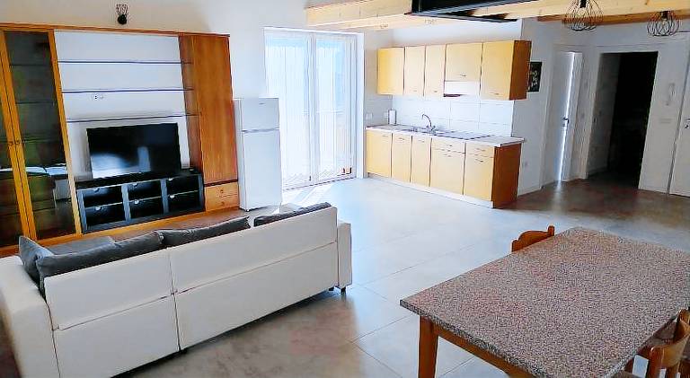 Rental apartment with yard, terrace & grill — photo 3