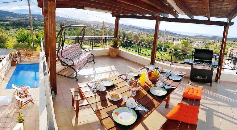 Fully equipped villa with jacuzzi, private pool & patio | Pets are welcome — photo 3