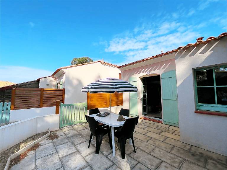 Vacation home with pool — photo 2