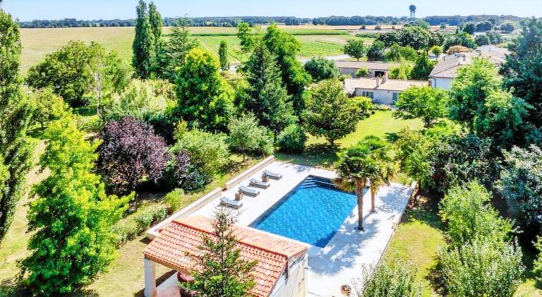 Villa with pool in Saintes