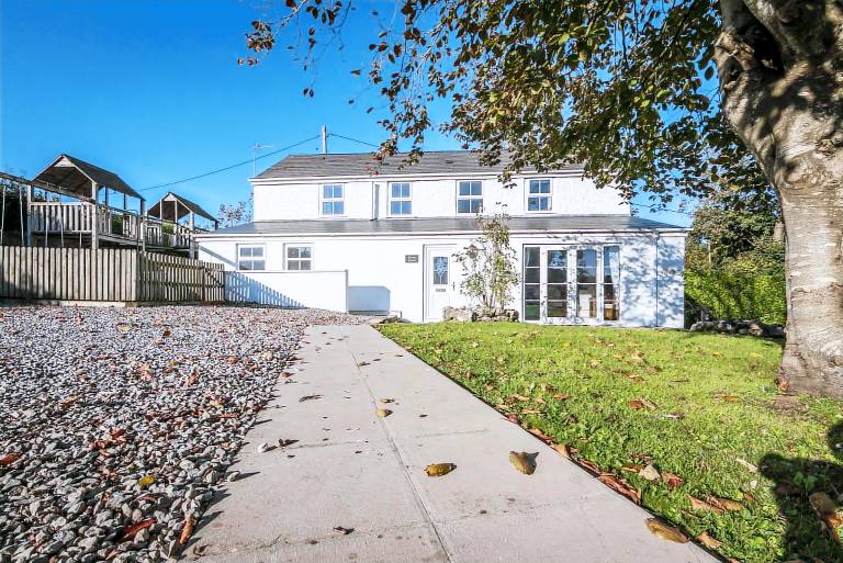 Vacation home with garden, hot tub & fast internet in Tenby