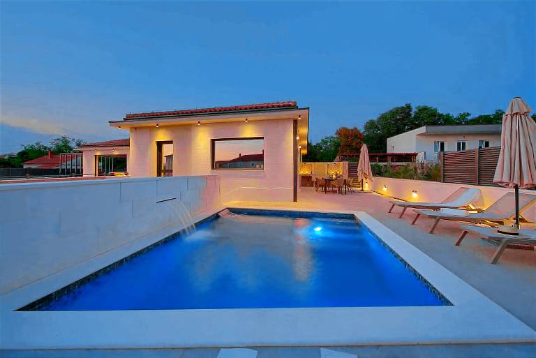 Rental with barbeque, pool & terrace | Pool view — photo 2