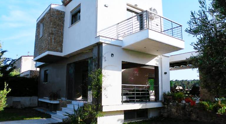 Villa with patio & yard | Pets allowed — photo 5