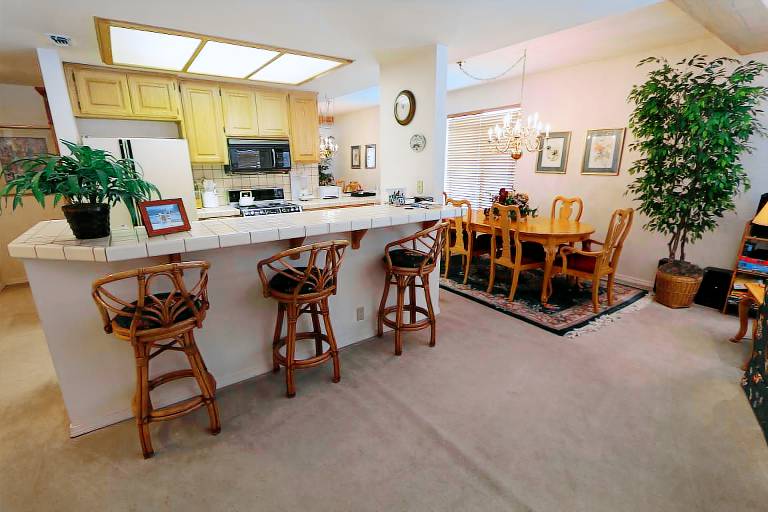 Condo with grill, heated pool & hot tub — photo 5