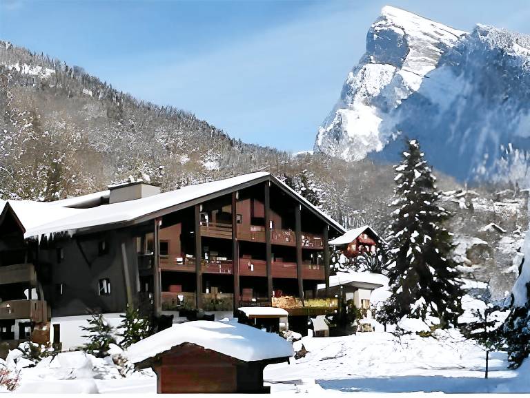 Serviced apartment with terrace, pool & sauna | Pets are welcome in Samoëns