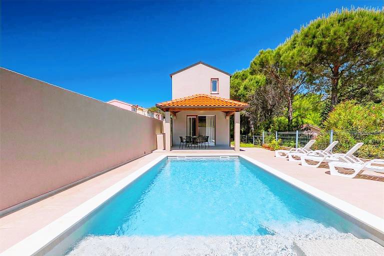 Beautiful house with private pool, garden & terrace | Perfect for remote work | Pet-friendly in Medulin