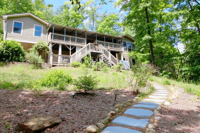 Wonderful house with pool, barbeque & jacuzzi | Pet-friendly in Lake Lure, NC