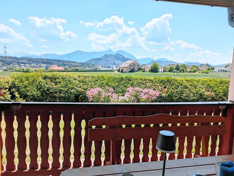 Vacation home with yard, terrace & barbecue | Garden view — photo 2