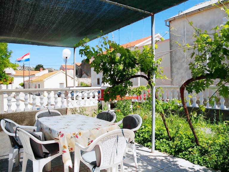 Vacation home with yard, patio & grill | City view — photo 4