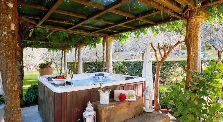Rental apartment with terrace, pool & hot tub — photo 3