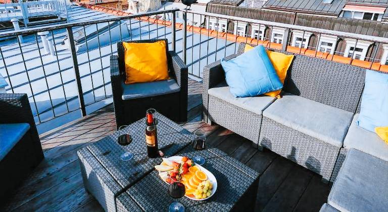 Holiday apartment with hot tub & patio | Near Wenceslas Square | Dogs allowed — photo 2