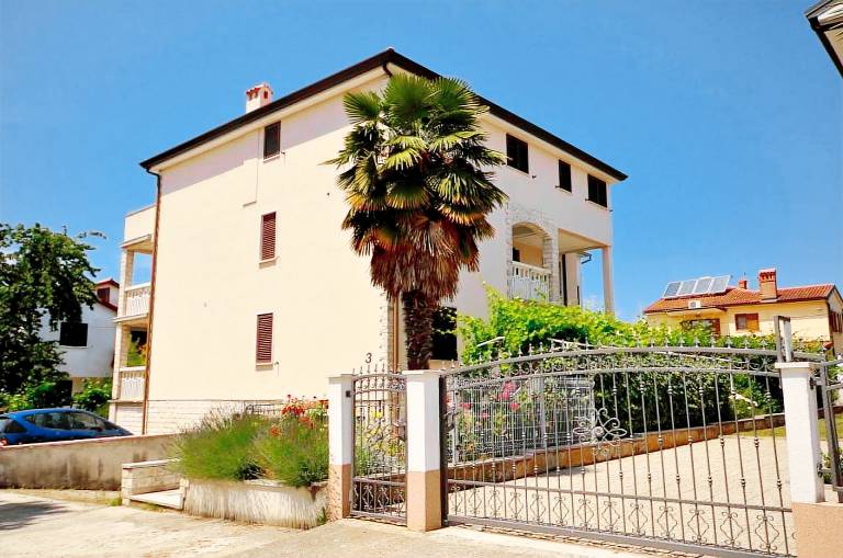 Modernes Apartment in Novigrad mit privatem Parkplatz