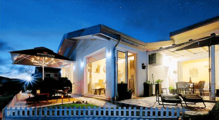 Vacation home with barbeque, yard & pool — photo 3