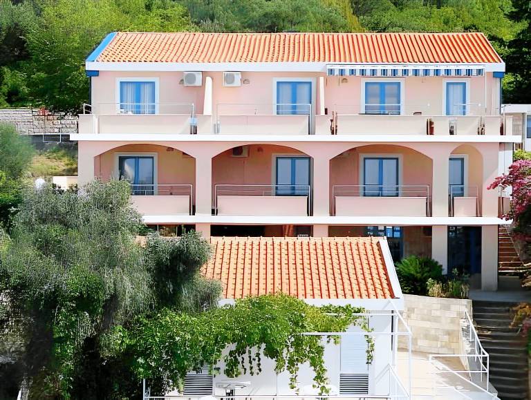 Pleasant holiday apartment with terrace, BBQ & yard | Next to the beach | Dogs allowed in Becici