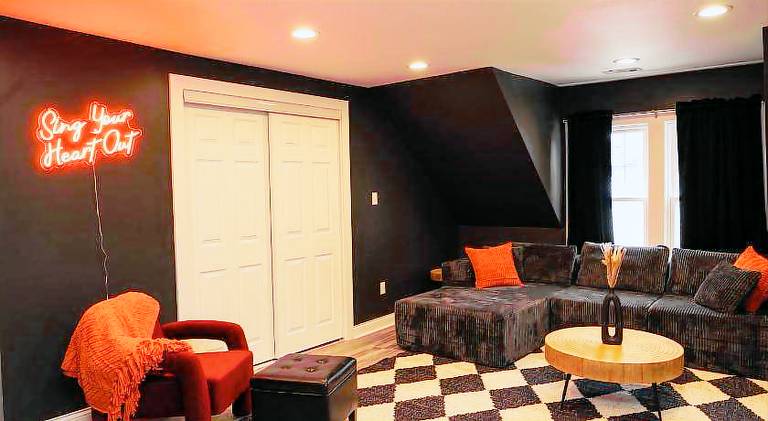 NEW Final Four Fun- Karaoke Lounge - Hot Tub - Prof Photos Coming Soon — photo 5