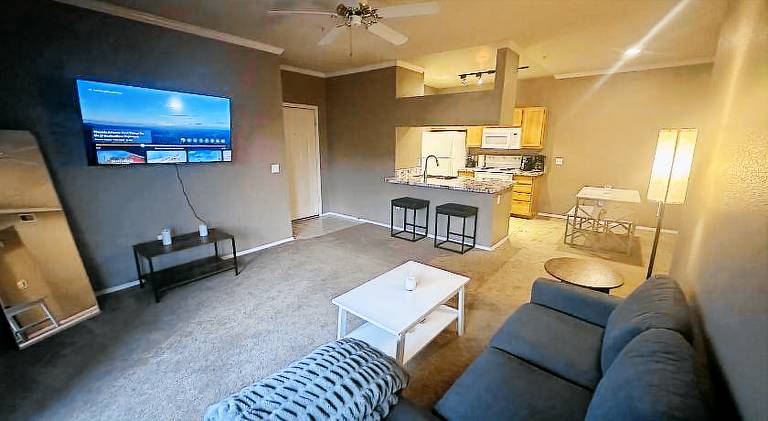 Cozy Condo in Gated Community with Pool by PHX Airport, Tempe, and Old Town in Phoenix, AZ