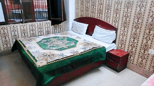 Hotel shiva near railway and bus station