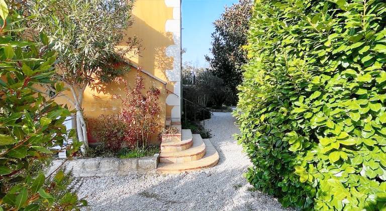 Holiday apartment with pool, yard & patio | Pets allowed — photo 5