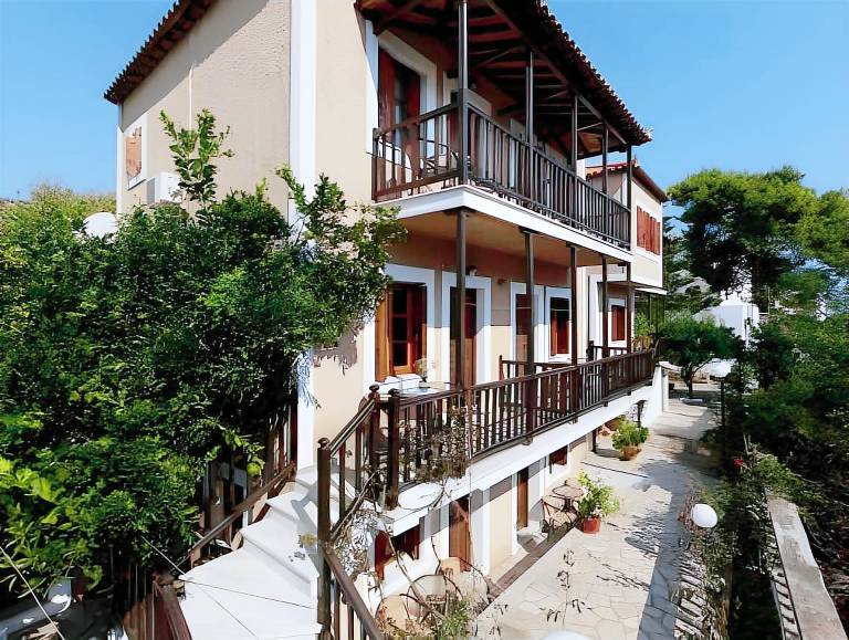 Holiday apartment with yard & terrace | Dogs allowed in Skopelos