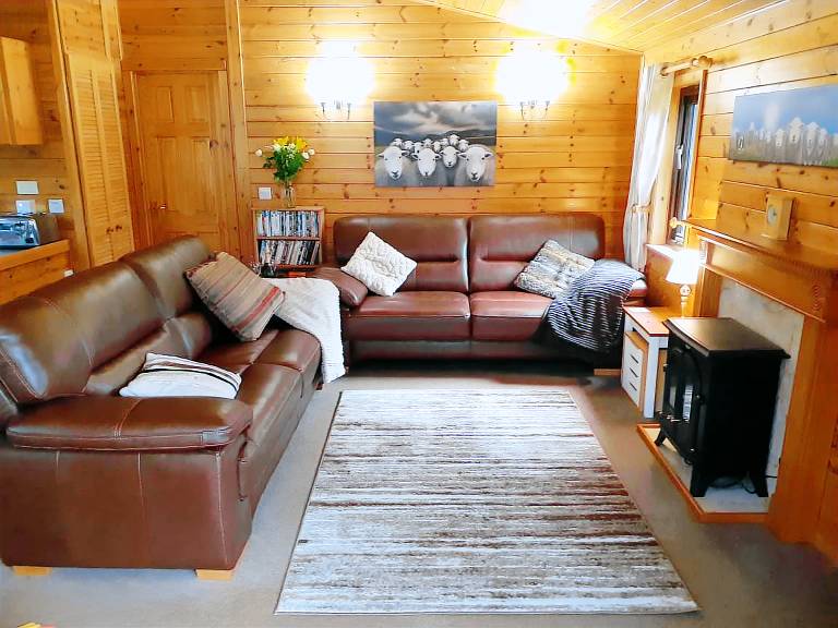 Family-oriented cottage with yard, patio & grill | Pets allowed — photo 2