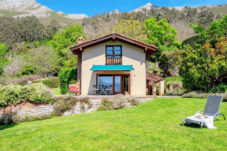 Holiday Home 'La Llosa Del Valle' with Mountain View, Private Terrace and Private Garden in Llanes