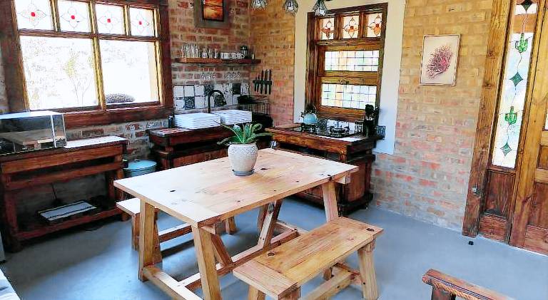 Bungalow with BBQ & yard — photo 3