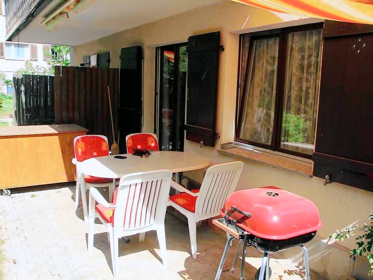Fully equipped holiday apartment with garden, patio & pool | Mountain view | Pet-friendly — photo 3