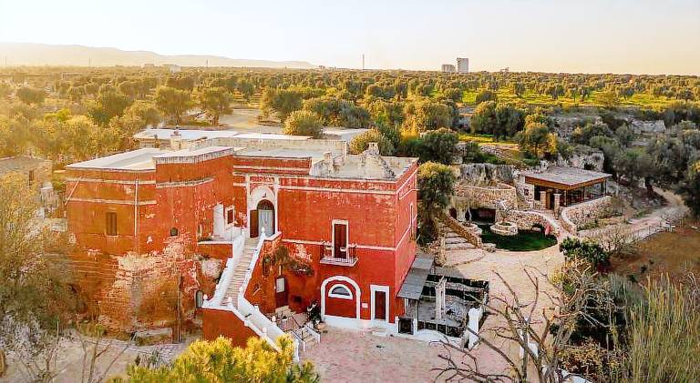 Farm with yard & terrace | Pets are welcome in Fasano