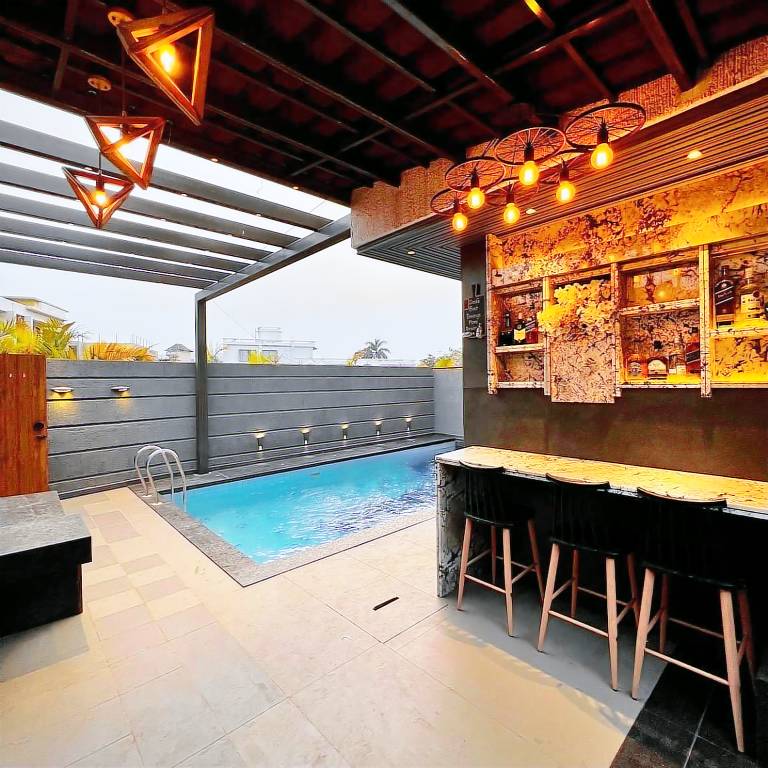 Vacation home with barbecue, pool & hot tub in Khandala