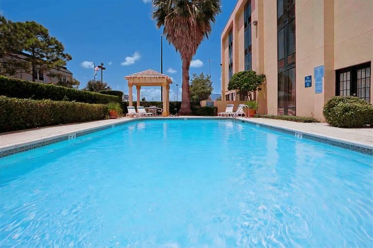 La Quinta Inn & Suites by Wyndham Houston Stafford Sugarland — photo 2