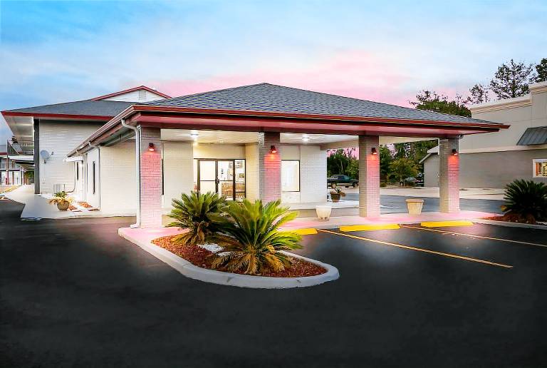 Red Roof Inn & Suites Thomasville — photo 3