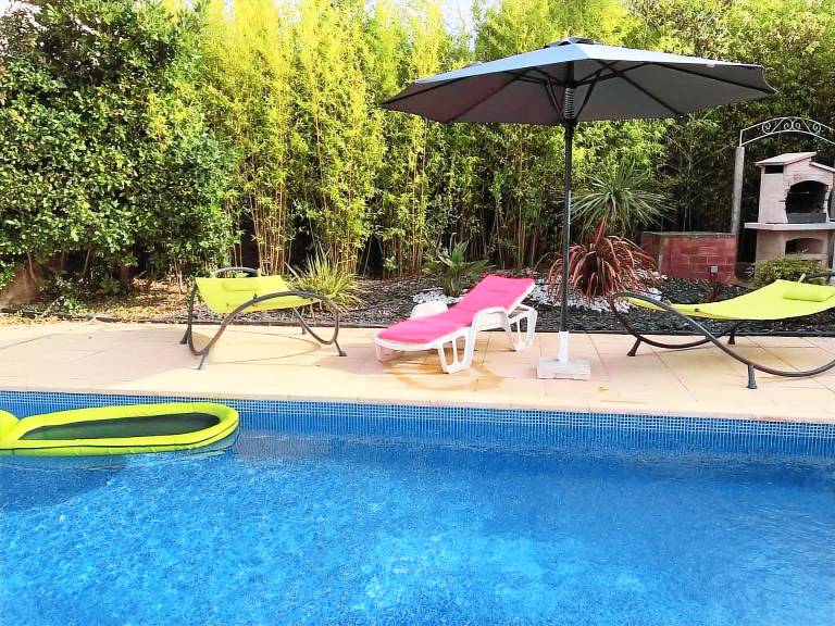 Vacation home with patio, barbecue & pool — photo 3