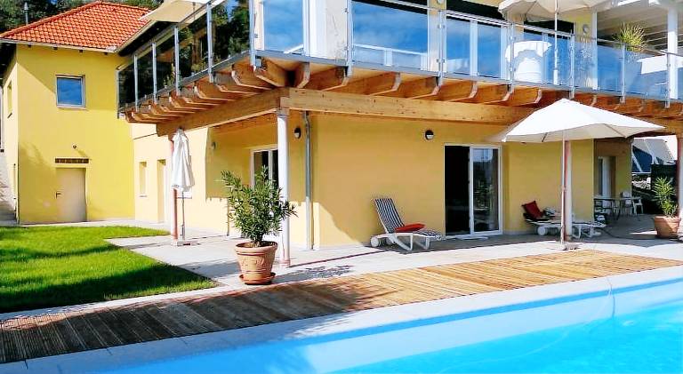 Beautiful holiday apartment with yard, private pool & patio | Pet-friendly in Poertschach am Woerthersee