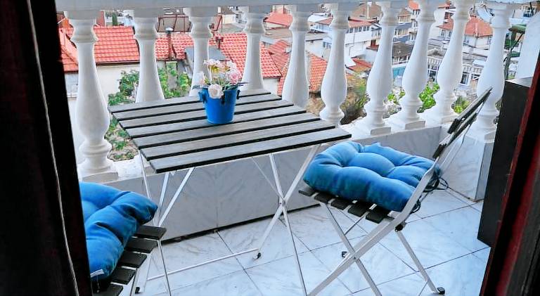 Apartment with yard & terrace — photo 4