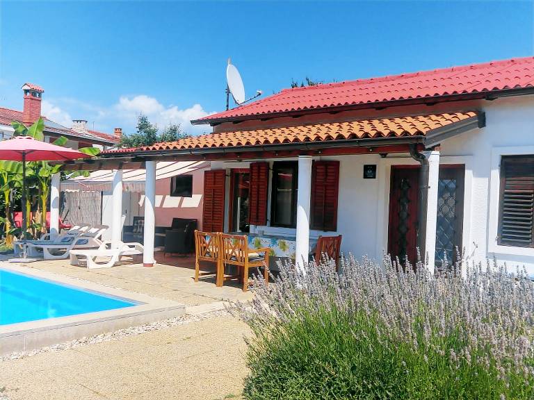 Holiday home with washing machine and smart TV — photo 5