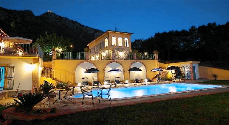 Rental apartment with patio, private pool & yard in Capaccio-Paestum