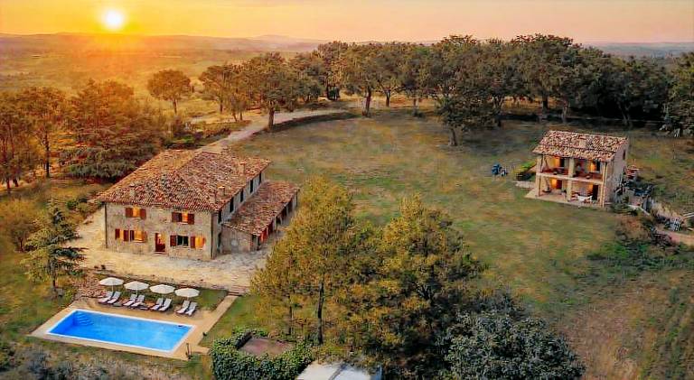 Villa with yard, private pool & barbeque | Good for workation in Todi