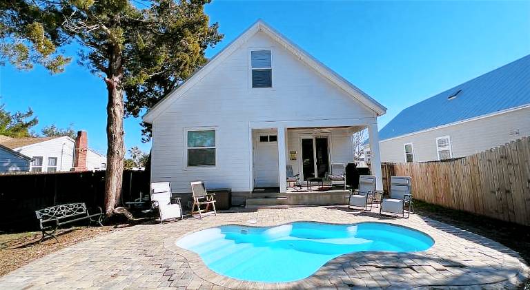House with pool — photo 5