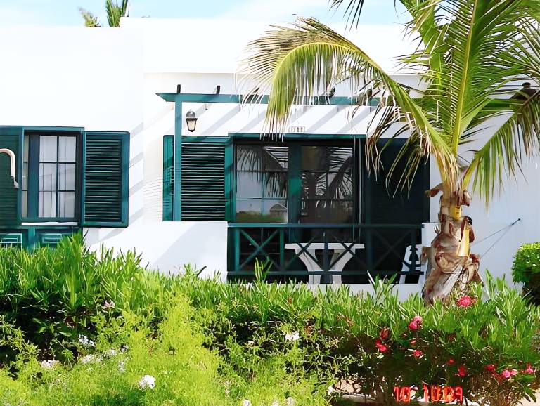 Charming serviced apartment with pool, hot tub & yard | Beach nearby | Dogs allowed in Tías